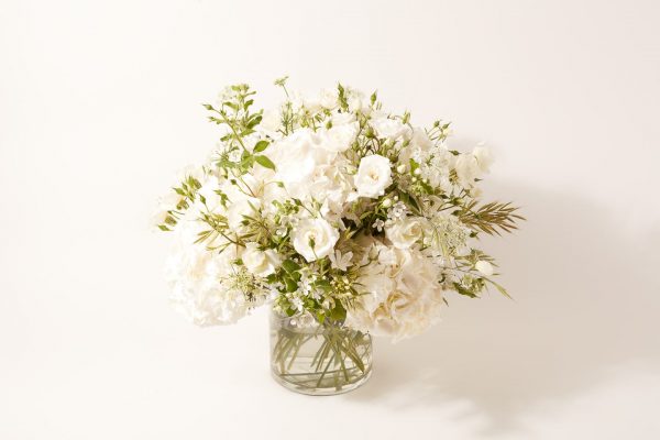 Bouquet de fleurs blanches et végétaux