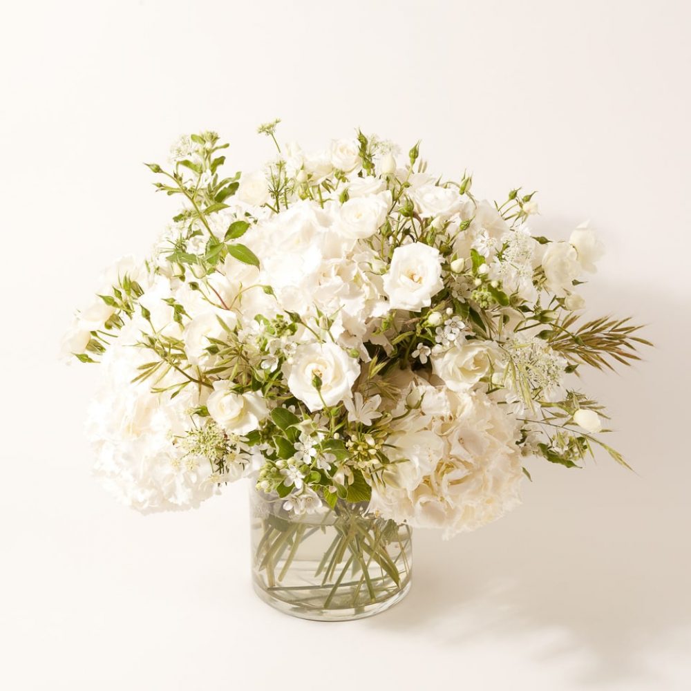 Bouquet de fleurs blanches et végétaux